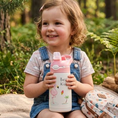 Gourde enfant thermique garde l'eau toujours bien fraîche dans un design que votre enfant sera fière de porter avec les copains
