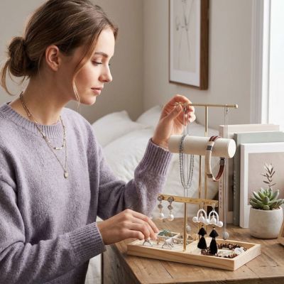 Femme qui choisit un bracelet sur son porte bijoux