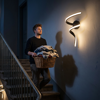 Applique murale escalier noire avec homme portant panier à linge
