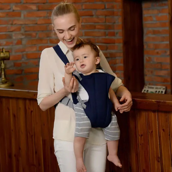 Porte bébé avec maman souriante