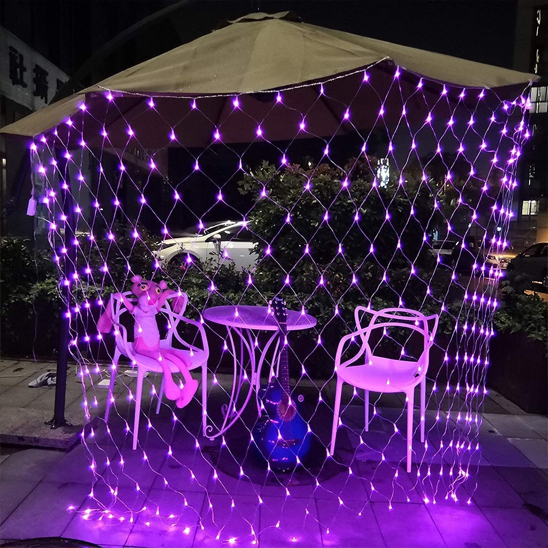 Exemple de décoration avec un filet LED lumineux dans un espace extérieur