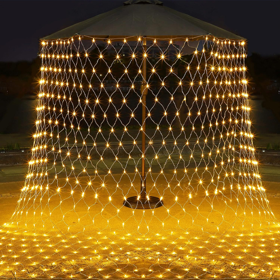 Filet lumineux LED décoratif installé pour embellir un espace extérieur