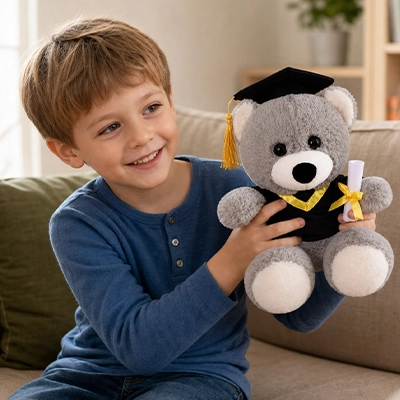 Ours en peluche tout gris mignon pour offrir en cadeau à un enfant qui a bien réussi son année scolaire