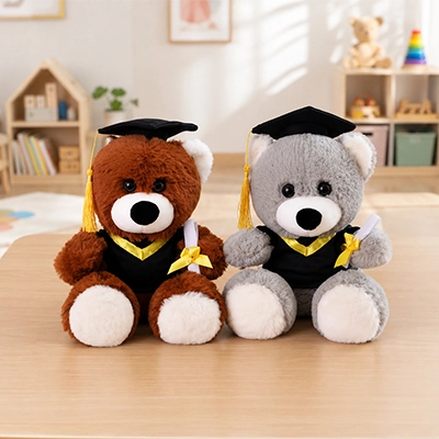 Ours en peluche mignons qui marquent un tournant dans la vie de l'enfant, il est finissant, il a réussi
