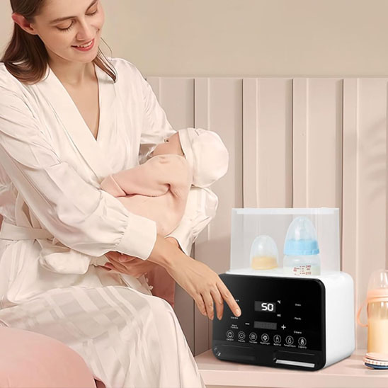 maman-tient-bebe-allume-Chauffe-biberon