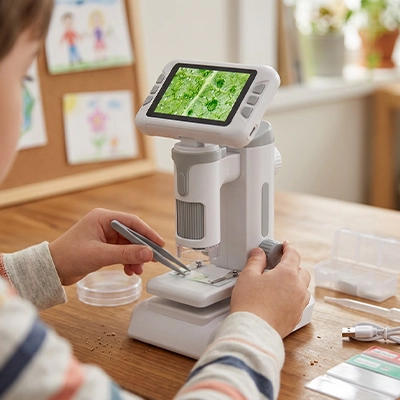 Microscope enfant polyvalent , portable ou fixe sur le bureau s'adapte à toute la démarche scianeitique des petits explorateurs.