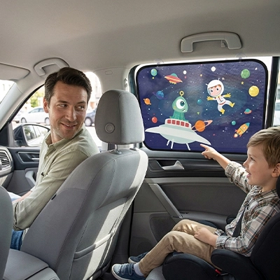 Pare soleil voiture bébé enfant montrant pare soleil theme spatial coloré a papa