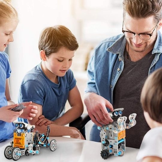 un père joue avec son fils au nouveau Jouet robot offert en cadeau.