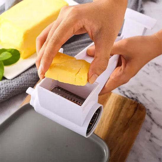 râpe à fromage manuelle sur planche en bois