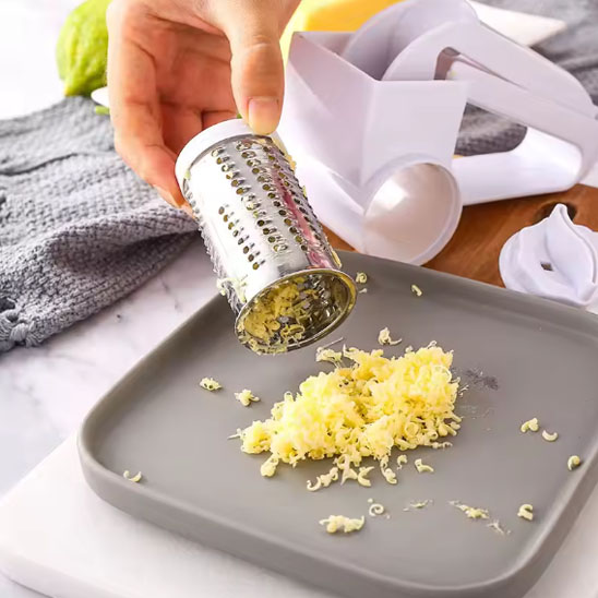 râpe à fromage manuelle au-dessus d’une assiette