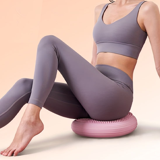 Une Femme assise sur Tapis Pilates posture relax, jambes pliées