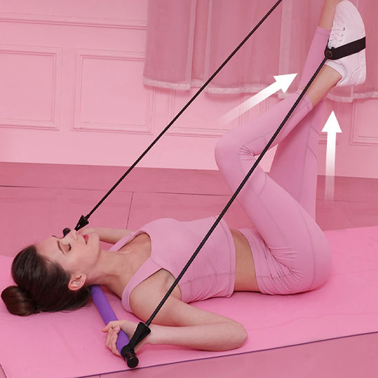 Femme allongée utilise un élastique musculation pour étirer ses jambes.