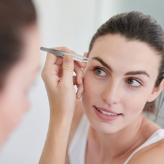 femme épile sourcils avec Pince à épiler  iota professionnelle