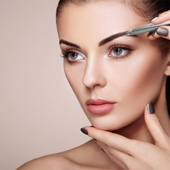 maquilleuse épile sourcils cliente avec Pince à épiler  iota professionnelle