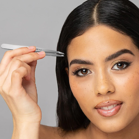 femme expose beauté sourcils avec Pince à épiler  iota professionnelle
