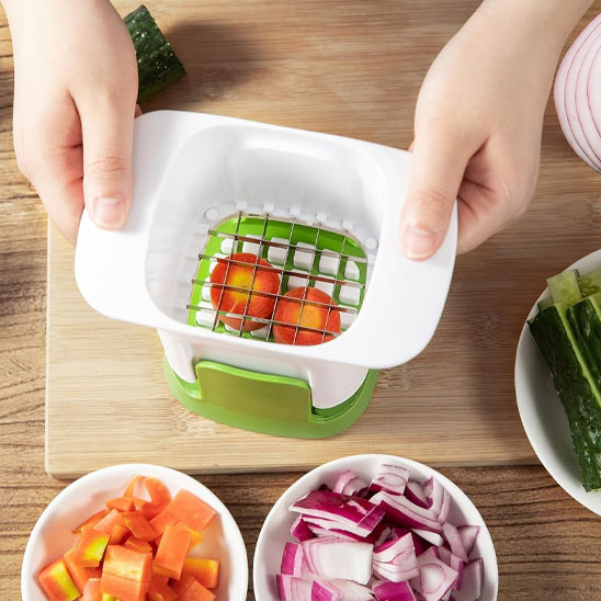 Coupe frites professionnelles avec tomates coupées