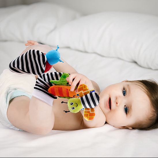 Hochet-bebe-attentif