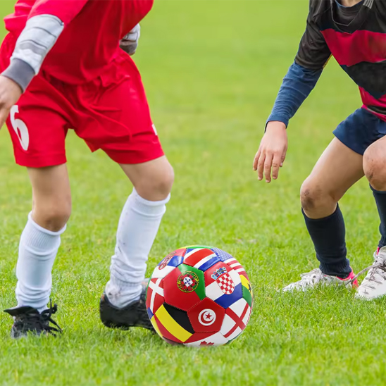 Ballon foot de taille junior découvrir la coopération dans un sport d'équipe