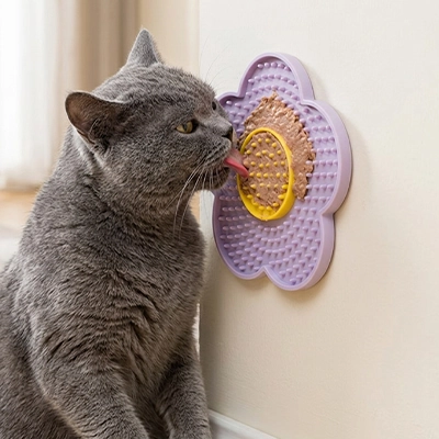 Tapis de lechage de couleur mauve et coeur jaune