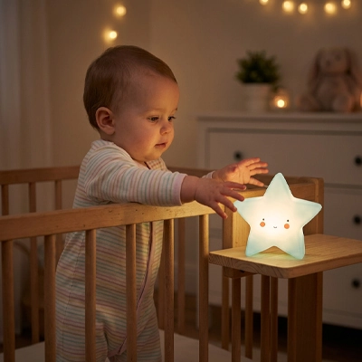 Veilleuse bébé bleue sur table de chevet avec bébé dans berceau - Douce Nuit