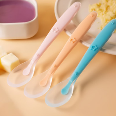 Cuillère bébé couleur attirante