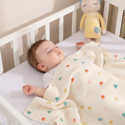 Couverture bébé coeur dort dans son lit