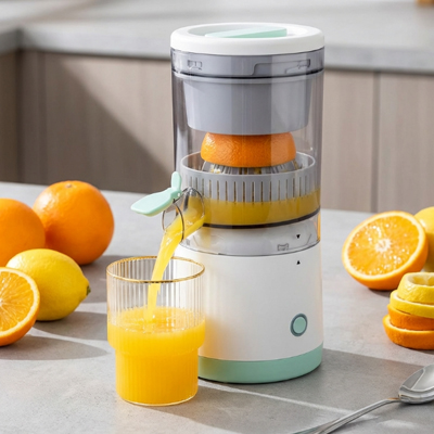 Presse agrume electrique présenté sur une table en cuisine