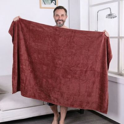 Serviette de bain homme avec serviette dans les mains