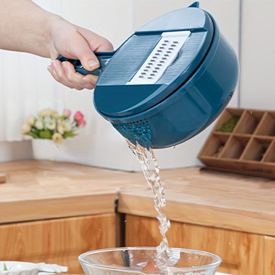 Coupe legumes démonté sous l'eau pour nettoyage