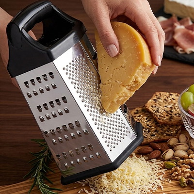 râpe a fromage avec copeaux fins