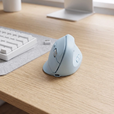 Souris ergonomique sans fil bleue sur bureau