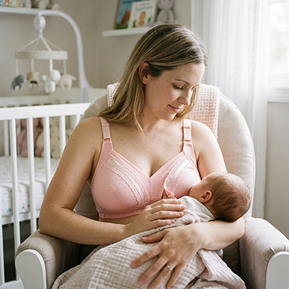 Maman portant un soutien-gorge d’allaitement rose